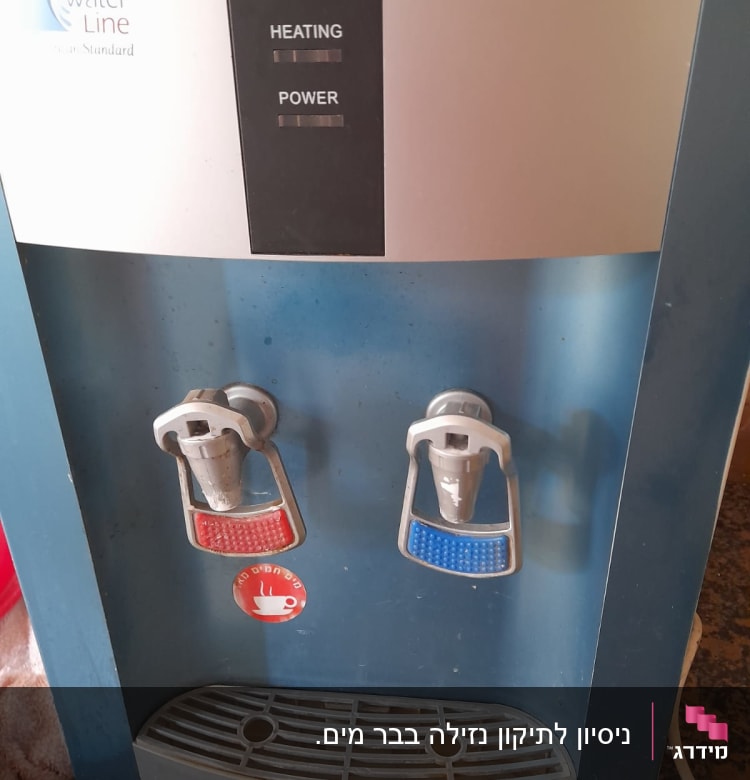 ברזי מים חמים וקרים במתקן שתייה
